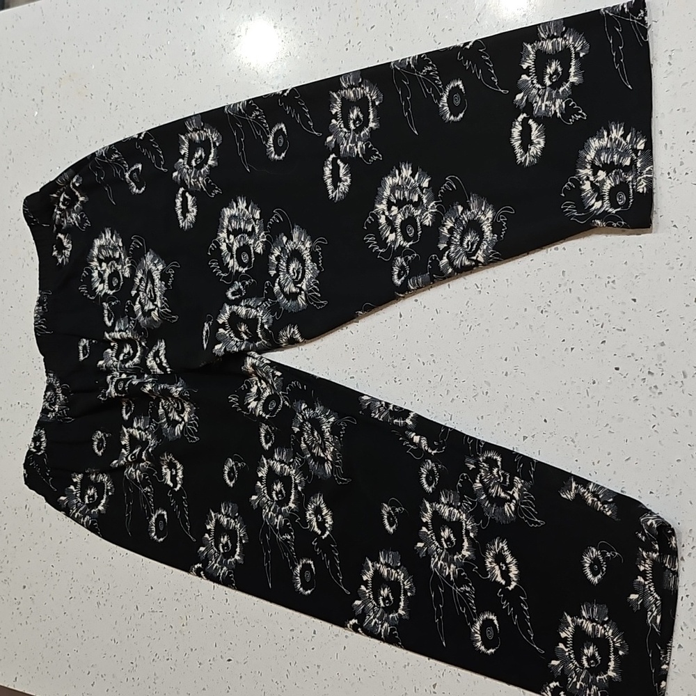 XL Graphic Tee & Leggings - Picture 5 of 5